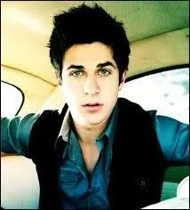Quelle est l'occupation de Justin Russo ?