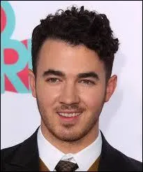Quelle est la couleur de cheveux de Kevin Jonas ?