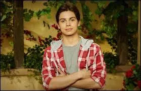 Quelle est la couleur des yeux de Max Russo ?