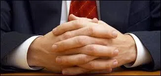 Seul, inconnu, le dos courbé, ...