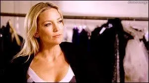 Quelle est la couleur des yeux de Cassandra July ?