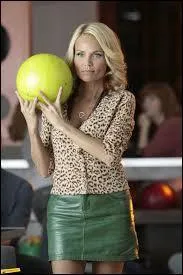 Quelle est la couleur des cheveux d'April Rhodes ?