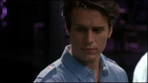 Quelle est la couleur des yeux de Jesse st James ?