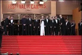 Qui a dit : Tous les ans, au Festival de Cannes, les vedettes impalpables quittent la pellicule. Et s'offrent au regard des mortels. ?