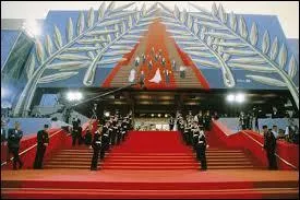 Laquelle de ces citations n'appartient pas à Jean-Luc Godard ?