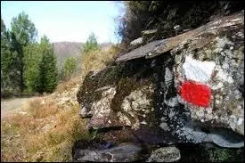 Avec le blanc, quelle couleur est utilisée pour baliser les sentiers de grande randonnée ?