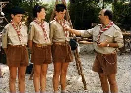 Dans « Scout toujours... », qu'apprend Jugnot aux randonneurs en disant : « Je sors du puits, je fais le tour de l'arbre, et je rerentre dans le puits » ?