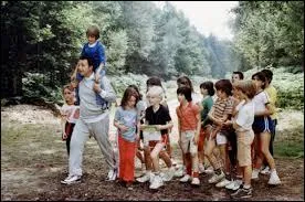 Dans quel film de 1981 Coluche emmène-t-il sa classe faire une excursion en forêt ?