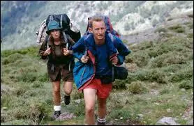 Dans « Les Randonneurs », à cause de quoi Vincent Elbaz et Benoît Poelvoorde se battent-ils en pleine nature ?