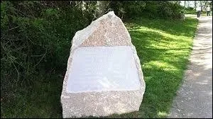 À quel randonneur rend hommage la stèle inaugurée en 2012 au pied de la roche de Solutré, en Bourgogne ?