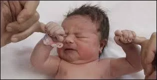 Mon vrai cœur, celui qui s'attache 
Et souffre depuis qu'il est...