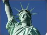 Que tient la statue de la Liberté dans sa main gauche ?