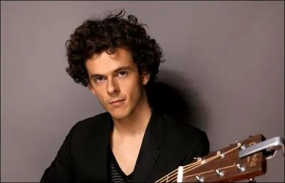 Imitateur et chanteur français. Il pousse l'imitation à son maximum, si on ferme les yeux, on a l'impression d'entendre l'artiste imité. Bref, je suis fan.