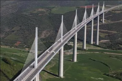 Quelle est la longueur du Viaduc de Millau dans l'Aveyron ?