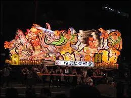 On peut voir de tr&egrave;s jolis chars lors du Aomori Nebuta Matsuri, festival : qui se d&eacute;roule :