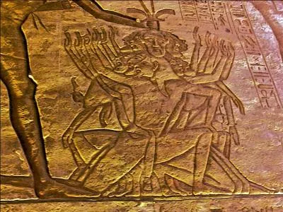 Peuple de féroces militaires vivants sur le plateau anatolien, ils s'opposeront dans de violents combats contre les Égyptiens. Ramsès II obtiendra une paix durable après la bataille de Kadesh :