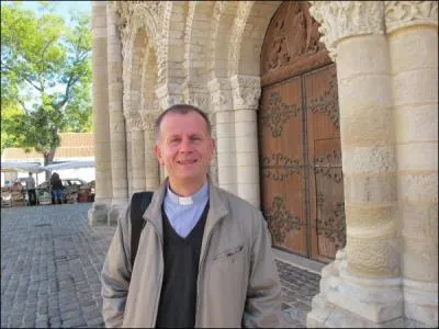 Cet &eacute;t&eacute;, le p&egrave;re Gourrier donne des stages de m&eacute;ditation, &eacute;crit un livre et cr&eacute;e une cha&icirc;ne de t&eacute;l&eacute;vision. Mais que r&ecirc;ve-t-il d'apprendre &agrave; devenir ?