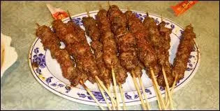 Comment nomme-t-on ces brochettes japonaises ?