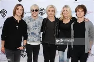 Comment s'appellent les deux premiers albums des R5, dont le groupe en a fait une tournée mondiale ?
