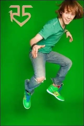 Où la famille Lynch a-t-elle rencontré leur meilleur ami et batteur du groupe Ellington Ratliff ?