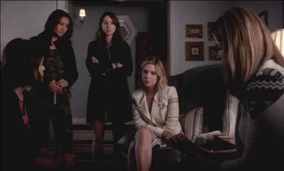 Épisode 3 : Quelle Liar trouve la photo de Charles et Jason avec leur mère ? Et où la trouve-t-elle ?