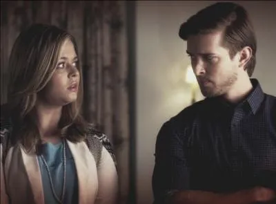 Épisode 4 : M. DiLaurentis avoue enfin qui est Charles, c'est le grand frère de Jason et Alison. Mais combien de mois a-t-il de plus que Jason ?