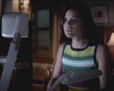 Épisode 5 : Que découvre ou pense découvrir Aria en regardant les photos prises par Clark ?