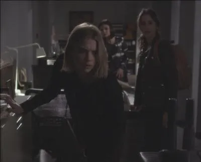 Épisode 6 : De quoi s'aperçoivent les Liars pendant qu'elles recherchent des preuves contre Lesli Stone ?