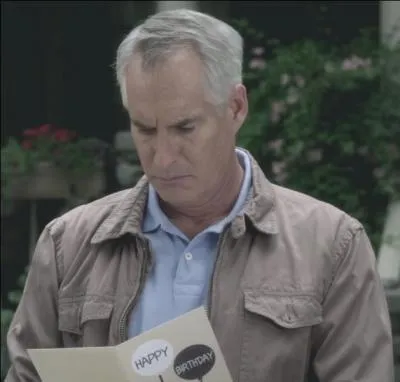 Épisode 6 : Que dit la carte que Kenneth DiLaurentis a trouvé sur sa voiture ?