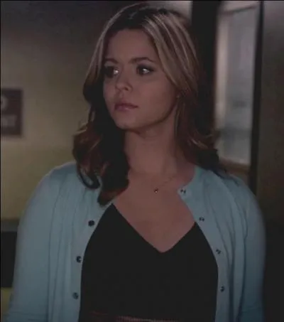 Épisode 8 : Comment Alison s'est-elle introduite au commissariat de Rosewood où sont stockées les preuves contre Charles/-A ?