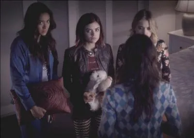 Épisode 1 : Qu'est-ce que Spencer découvre dans cet épisode au sujet de -A/Charles ?