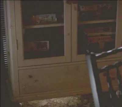 Épisode 1 : Quelle Liar découvre le passage dissimulé derrière une commode dans la salle de jeu qui permet l'accès à la chambre d'âme de -A/Charles ?