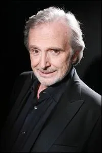 Gérard Rinaldi est la voix du majordome ( question N°7) pour les chants dans la version 2002 de ce film. De quel groupe de comiques faisait parti ce comédien-chanteur, avant sa carrière solo ?