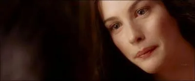 Qui a-t-elle devant elle?