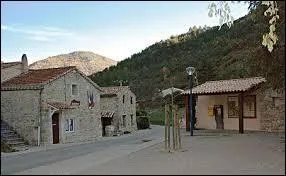 Petit village rhônalpin de 43 habitants, Chastel-Arnaud se situe dans le département ...