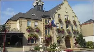 Nous nous trouvons à Amnéville-les-Thermes. Nous pourrons visiter son zoo, ou encore nous amuser dans son casino et même y faire du ski toute l'année. C'est également une station thermale située dans le département ...