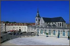 Nous sommes maintenant à Commercy. Nous nous arrêtons dans cette ville afin d'y déguster ses fameuses madeleines. Nous sommes dans le département ...