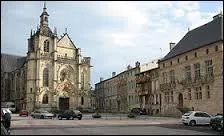 Nous allons découvrir la ville de Bar-le-Duc. Classée ville d'art et d'histoire, elle est le point de départ de la Voie Sacrée. Surnommée "la belle endormie", elle se situe dans le département ...