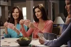 Épisode 18 : Les enfants chamboulent tout - Lesquels de ces personnages sont interrogés par la police à propos d'un coffre à jouets que Mary Alice aurait acheté 12 ans auparavant ?