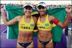 Au beach volley f&eacute;minin, les deux br&eacute;silliennes Juliana Felisberta et Larissa Fran&ccedil;a ont remport&eacute;...