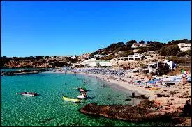 L'été est extrêmement populaire, c'est une ville de fêtard. Quel est son nom ?