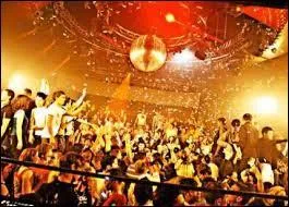 Le Queen est une boîte de nuit française, située au 102 avenue des Champs Elysées, dans lequel de ces arrondissements est-elle située ?