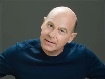 Comique français. On se rappelle de son discours funéraire pour le soldat Morales, mort au combaaat.