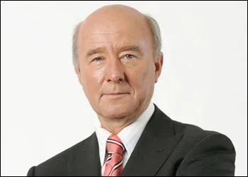 Journaliste français. Présentateur du 20 heures sur BFM, animateur du Grand Jury de RTL entre autres fonctions.