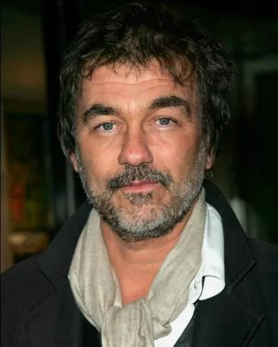 Réalisateur français ( aussi acteur), remarqué au cinéma pour ses films " 36, quai des orfèvres " et " Les Lyonnais", et à la télévision pour les séries "Flics" et Braquo".