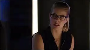 Je suis Emily Bett Rickards ; dans la série Arrow je joue le rôle de...