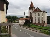 Nous traversons la commune lorraine de Taintrux. Nous nous situons dans le département ...