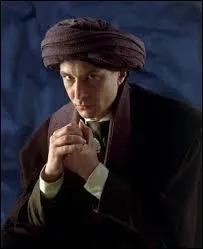 Quel est le prénom du professeur Quirell ?