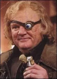 Qui était en binôme avec Hermione lors du transfert d'Harry chez les Weasley au début du tome 7 ?