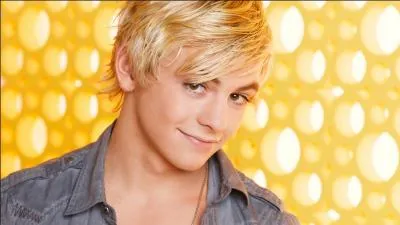 Comment prend-il le micro pour chanter ?